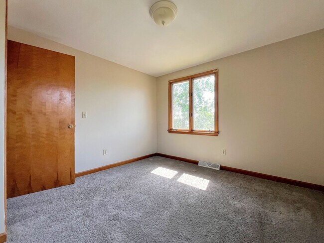 Building Photo - 44 Oakridge Dr