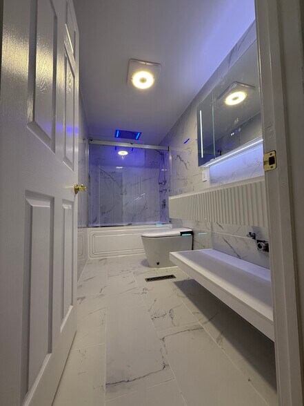 Full bathroom - 8357 Redwing Dr