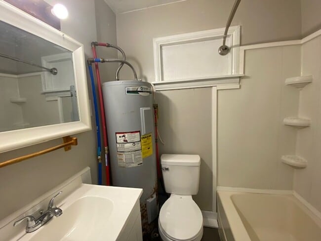 Building Photo - Two bedroom one bathroom single home in Sp...