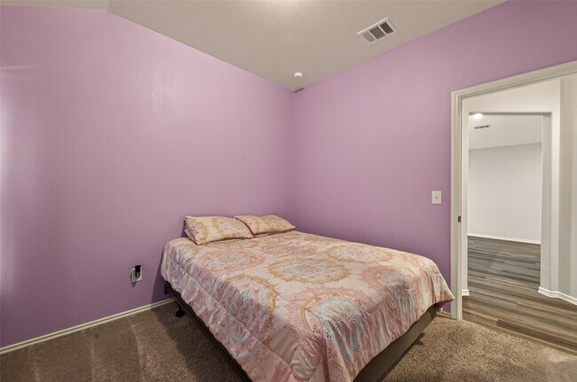 Building Photo - 10411 Meadow Saffron Dr