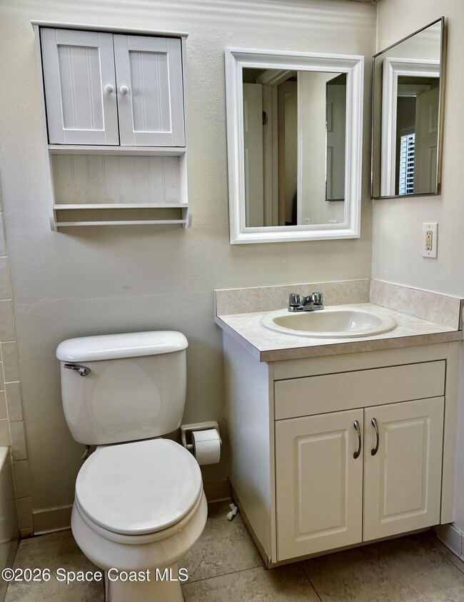 Building Photo - 1059 Country Club Dr
