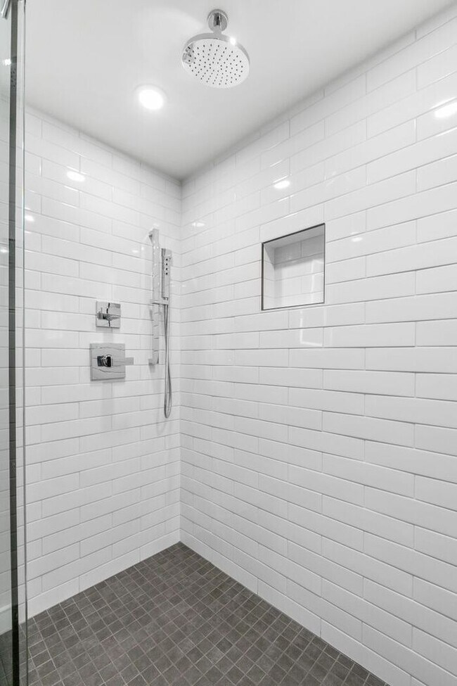 Building Photo - Sunny Air Conditioned Mercer Island Charmer!