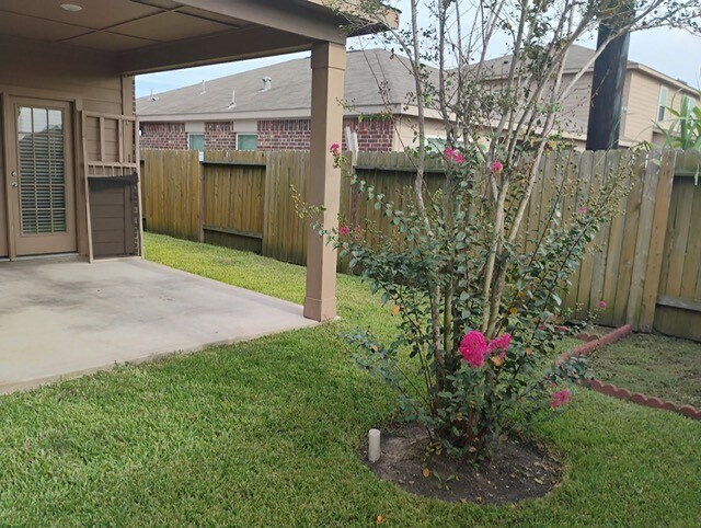 Building Photo - 220 Elm Patch Dr