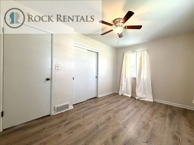 Building Photo - Fresh 2 Bed with Bonus Room on 17th
