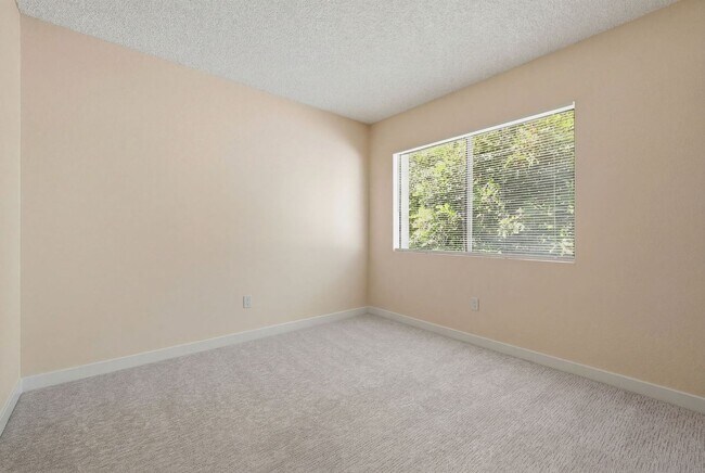 Building Photo - Freshly Updated Townhome - Light, Bright & Spacious!
