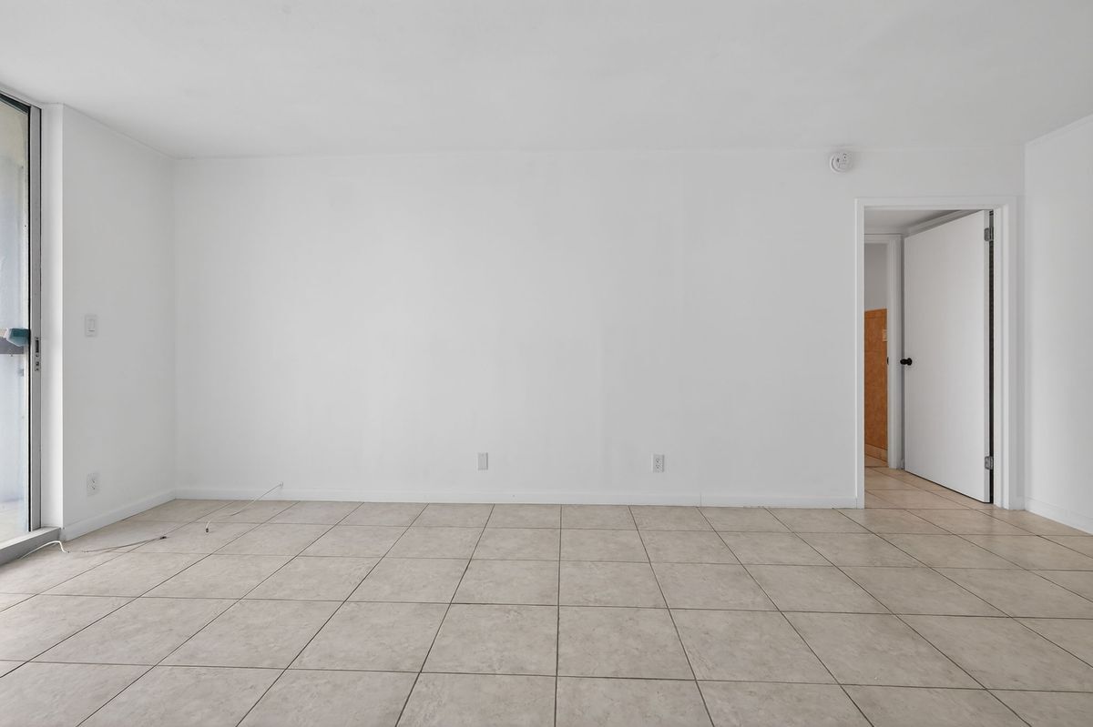 Building Photo - 100 Golden Isles Dr