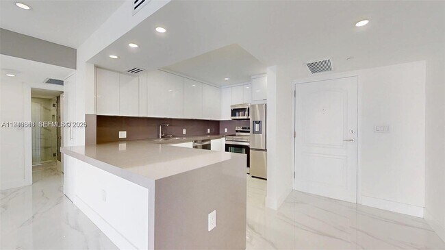 Building Photo - 3625 N Country Club Dr