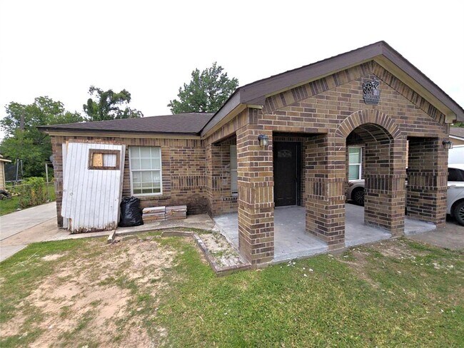 Building Photo - 9010 Linda Vista Rd