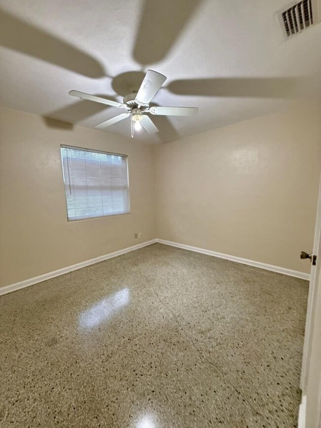Building Photo - 2 bedroom in Jacksonville FL 32207