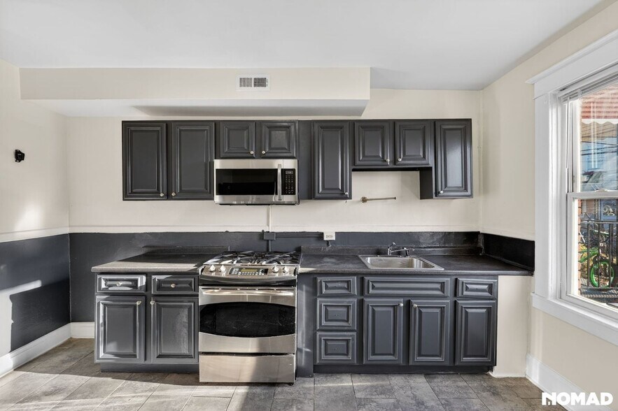 Building Photo - 3231 Phelps Ln