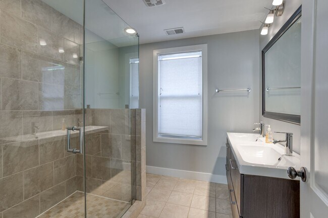 Building Photo - HOUSE FOR RENT