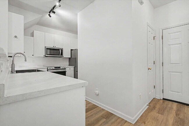 Building Photo - Townhome in Desirable Hedingham Community