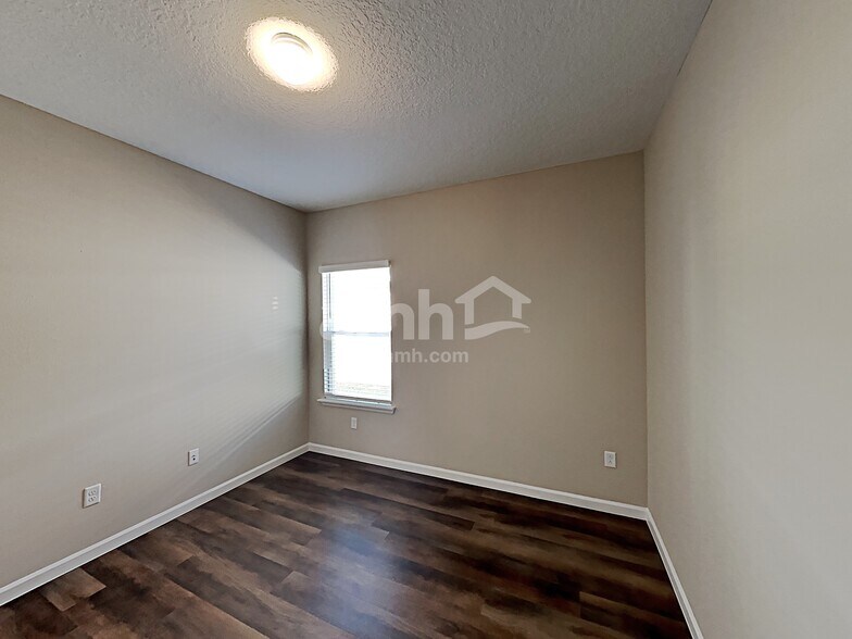 Building Photo - 245 Hemlock Pt