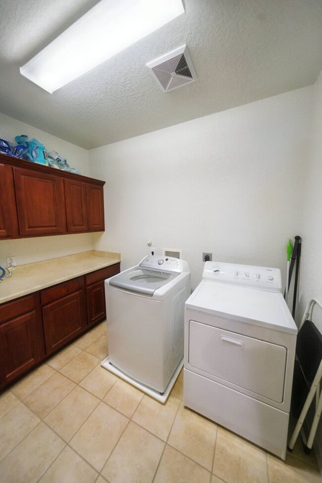 Building Photo - Executive Style Home Now Available in Ston...