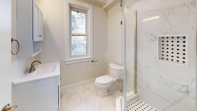 Building Photo - 391 Linwood Ave