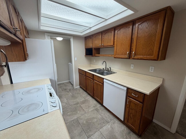 Building Photo - 1609 E Ellis Dr