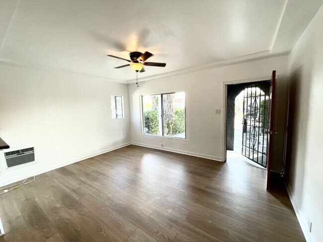 Building Photo - 3659 6th Ave