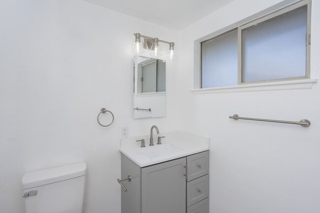 Building Photo - Beautifully Remodeled 3 Bedroom, 2 Bathroo...