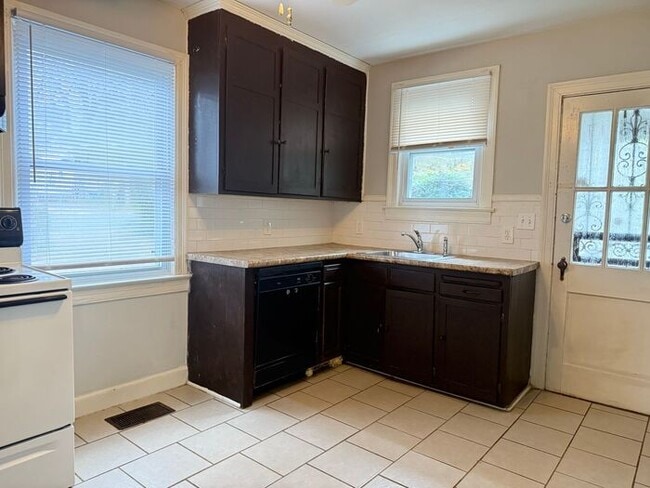 Building Photo - Adorable Cottage in East Nashville!