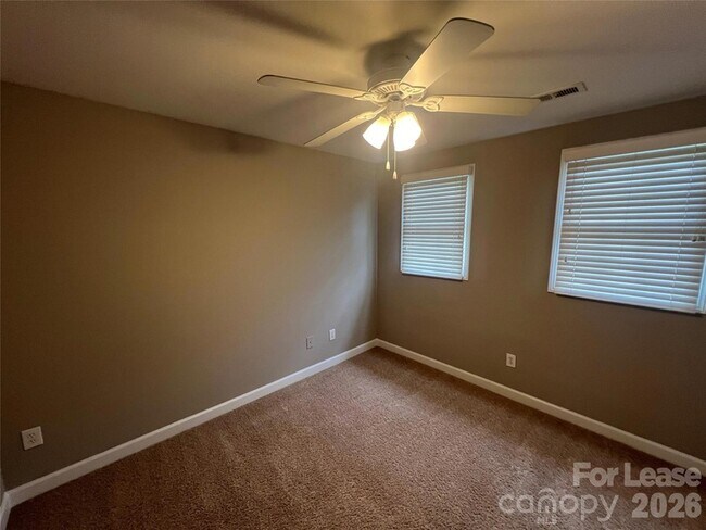 Building Photo - 1336 Green Oaks Ln