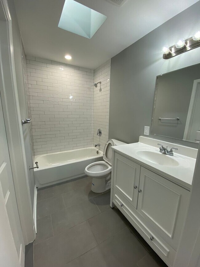 Building Photo - ** 3 BEDROOM TOWNHOME AVAILABLE**