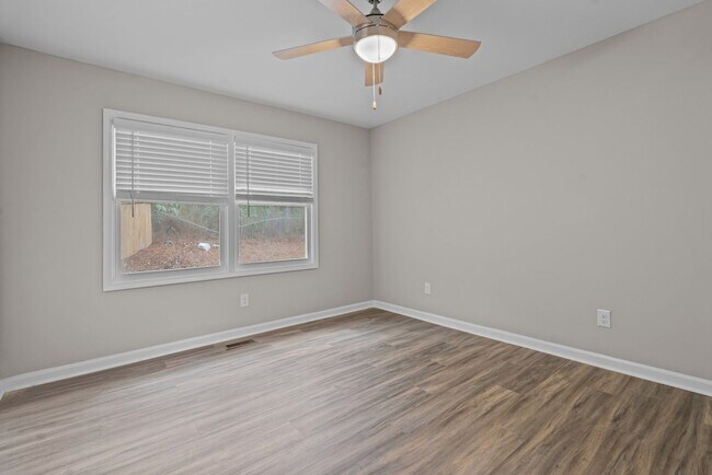 Building Photo - Experience Modern Living: Newly Renovated 1 Bed, 1 Bath Apartment Coming Soon!