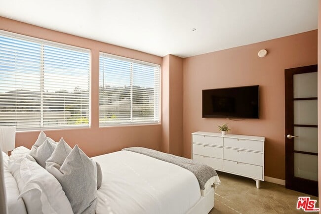 Building Photo - 8435 Franklin Ave