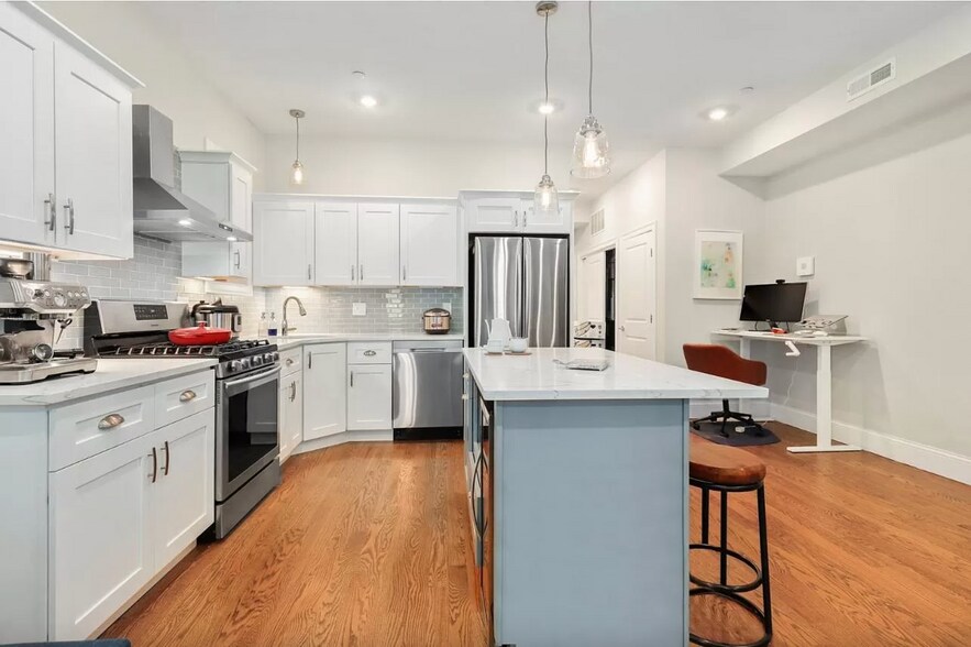 Building Photo - 338 Meridian St