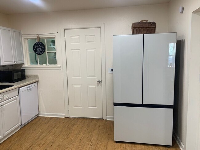 Building Photo - $2,350 Furnished or $2,150 Unfurnished, Three Bedrooms, Two Baths Duplex available now!