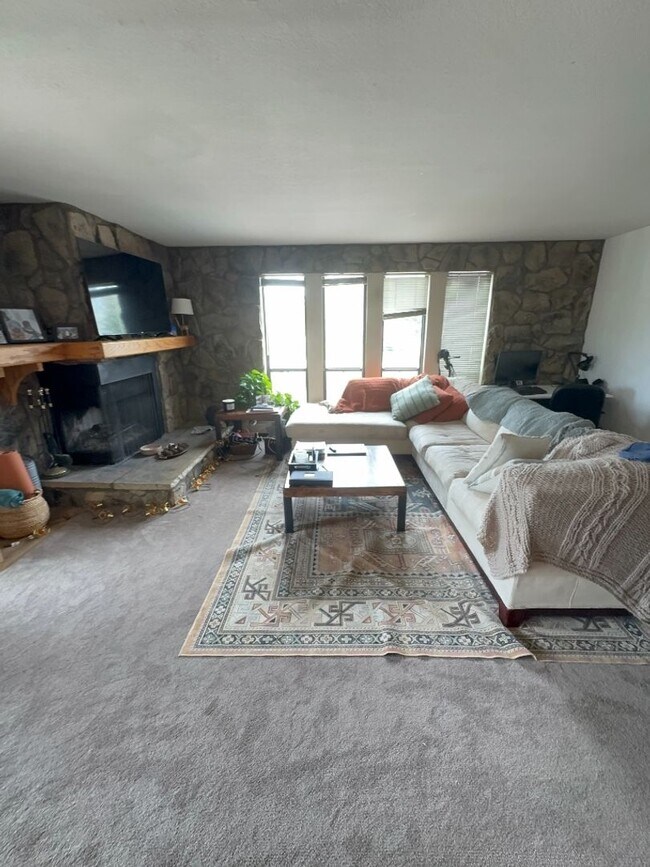 Building Photo - Lake Cliffe Condo - Spacious 2 Bedroom/2 B...