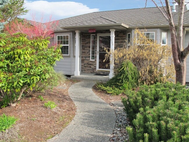 Building Photo - ***PENDING APPLICATIONS***4BD/3BA Home wit...