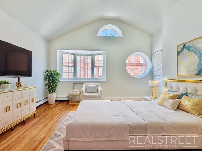 Building Photo - 3 bedroom in BROOKLYN NY 11233