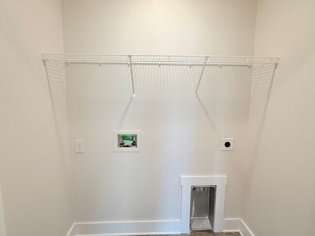 Building Photo - Stunning Townhome - End Unit