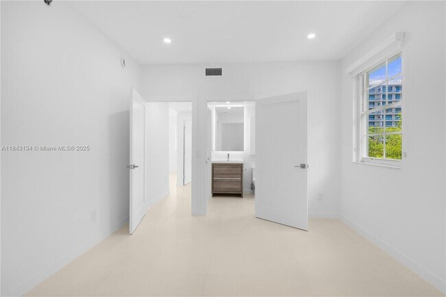 Building Photo - 3215 NE 184th St