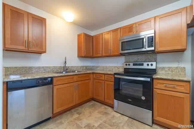 Building Photo - $2300 / 1br - 500ft2 - 1br/1ba/2pkg Townho...
