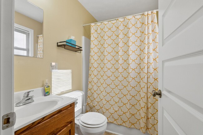 Building Photo - 3-Bedroom in Town of Farmville with One-Le...