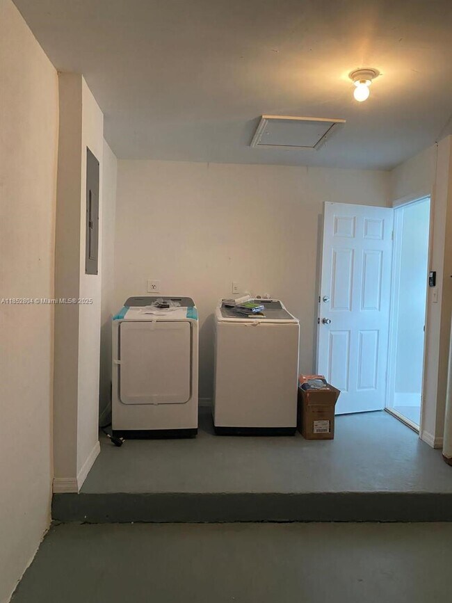 Building Photo - 880 NW 123rd Ct