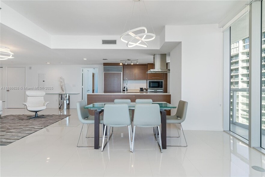 Building Photo - 495 Brickell Ave