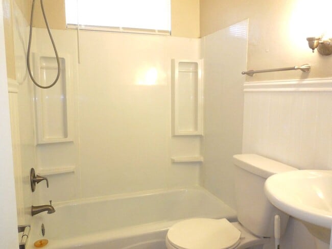 Building Photo - Two Bedroom Home with Large Yard and Updat...