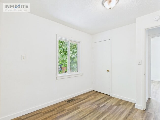 Building Photo - Cute As A Button 3 Bedroom