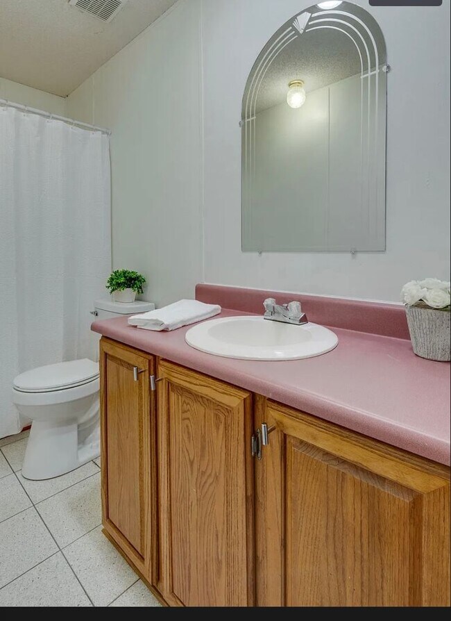 Building Photo - Fairview - 3 bedroom 2 baths - Private living