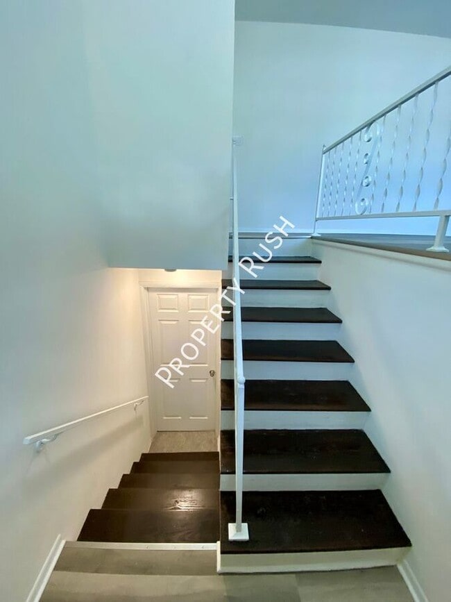 Building Photo - 922 Delores Dr