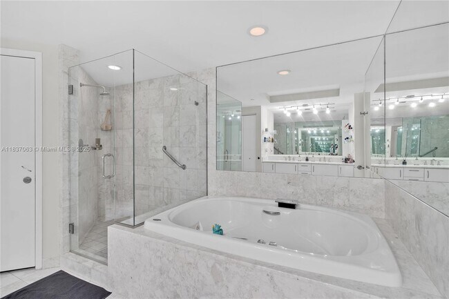 Building Photo - 1331 Brickell Bay Dr