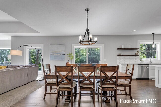 Building Photo - Spacious 6-Bedroom Retreat in Rockford with 3.5 Luxurious Baths