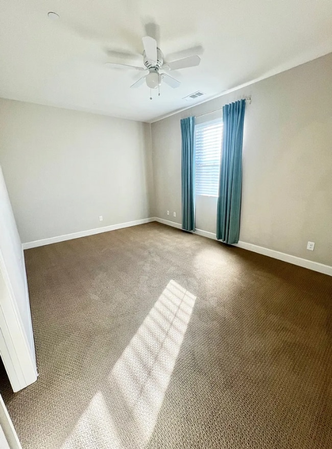 Building Photo - Elegant and Spacious Home with Pool & Park Views in Prime Roseville Location!