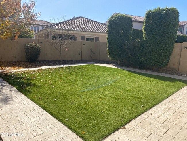 Building Photo - 1945 W Yellowstone Way