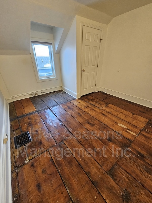 Building Photo - 432 Colchester Ave