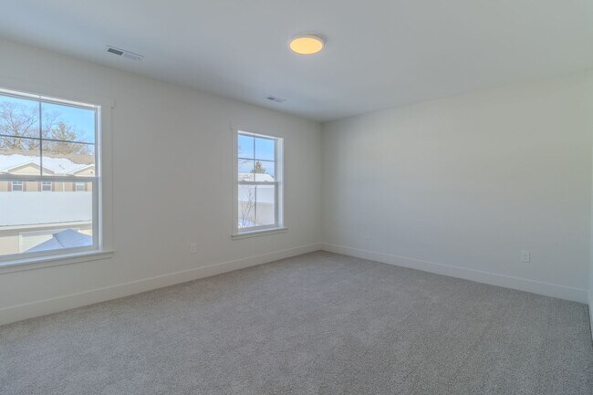 Building Photo - 1548 Simsbury St