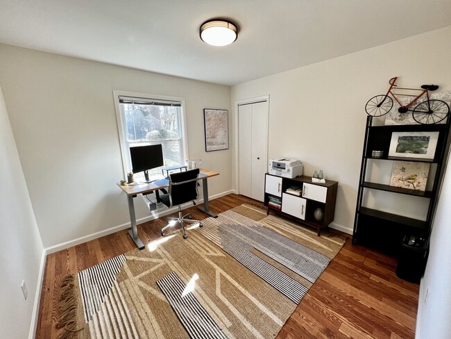 Building Photo - 2228 Meadowvale Dr NE
