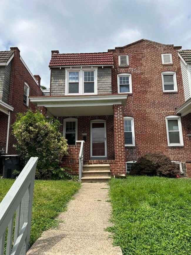 Primary Photo - Updated 3 bedroom home in the City with re...